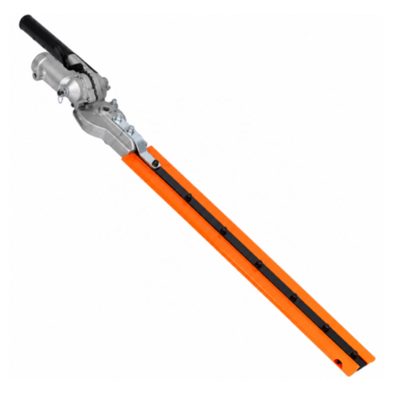 Detailansicht eines Heckenscherenaufsatzes mit orangefarbenem Klingenschutz vor neutralem Hintergrund.